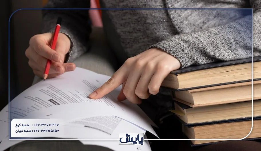 فردی در حال آموزش ثبت اختراع به صورت گام به گام