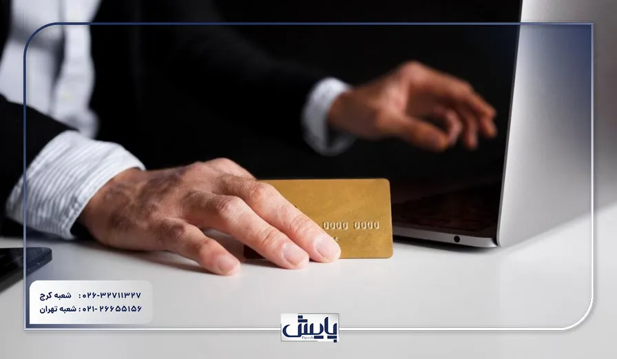 تصویری از فردی دارای کارت بازرگانی در حال پرداخت مالیات کارتش