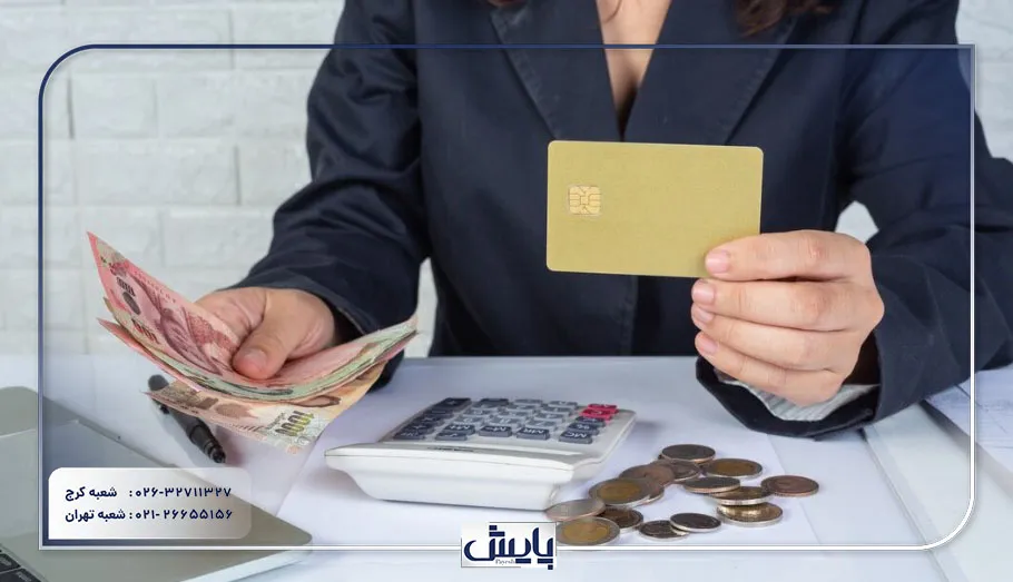 تصویری از فردی دارای کارت بازرگانی در حال پرداخت مالیات کارت بازرگانی
