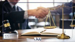 تصویری از فردی در حال ثبت شرکت حقوقی