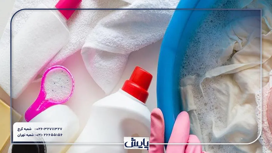 نمای نزدیک از یک بطری شوینده