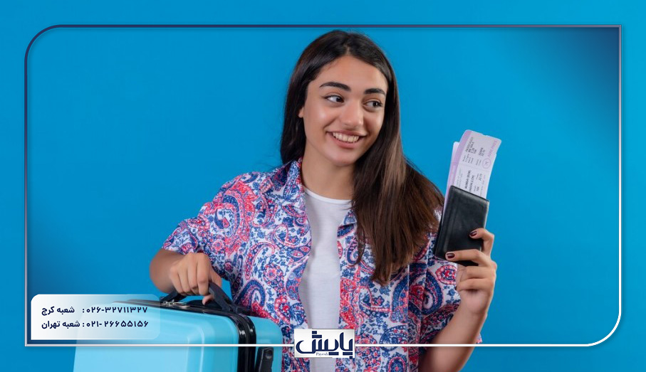 تصویری از زنی با بلیط و وسایل سفر در دست در حال توضیح چگونگی ثبت آژانس مسافرتی